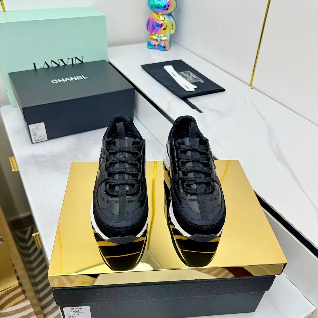 👟👟Ex-factory price 600👟👟High quality! ! ! CHANEL Chanel 25A latest thick-soled casual sports shoes. The counter is synchronized. The counter is very popular. It is a shoe that is very difficult to buy. The most popular thick-soled casual shoes on the Internet. As you can imagine, the most popular thick-soled casual shoes can not be missed. It has both good looks and comfort. Simple and versatile. The thick sole increases the height and is super versatile. Whoever wears it will look better. Upper: cowhide stitching. Lining: breathable mesh. Outsole: TPU original outsole. Size: 35-41 👉